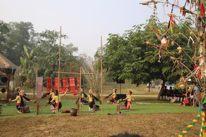 Nhiều hoạt động văn hoá, văn nghệ được đồng bào các dân tộc chuẩn bị cho dịp này Nhiều hoạt động văn hoá, văn nghệ được đồng bào các dân tộc chuẩn bị cho dịp này