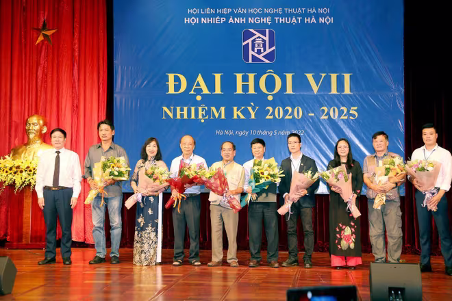 Ban Chấp hành Hội Nhiếp ảnh Nghệ thuật Hà Nội khóa VII gồm 9 thành viên ra mắt đại hội. NSNA Nguyễn Văn Toản (người thứ 5 từ phải sang). Ban Chấp hành Hội Nhiếp ảnh Nghệ thuật Hà Nội khóa VII gồm 9 thành viên ra mắt đại hội. NSNA Nguyễn Văn Toản (người thứ 5 từ phải sang).