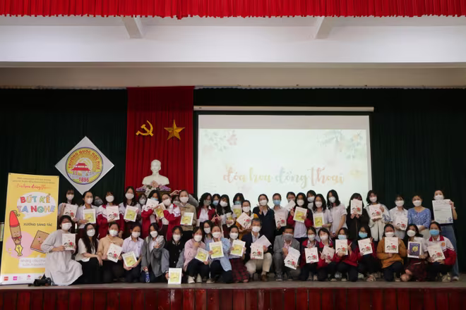 Các đại biểu chụp ảnh lưu niệm cùng các em học sinh Các đại biểu chụp ảnh lưu niệm cùng các em học sinh