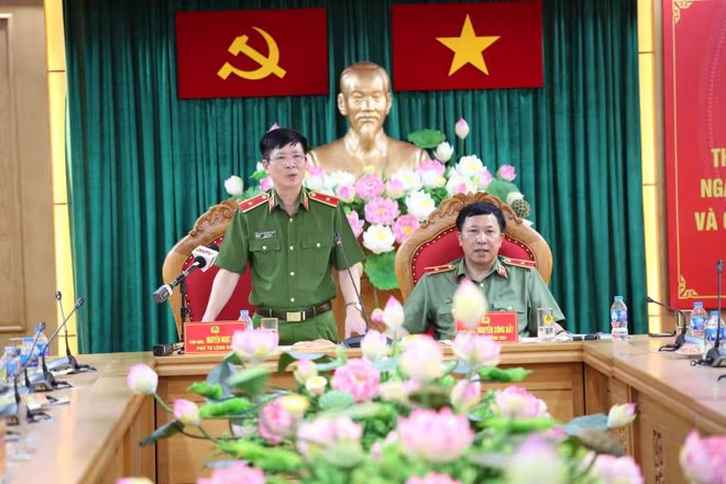 Thiếu tướng Nguyễn Ngọc Thanh, Phó Tư lệnh Bộ Tư lệnh Cảnh sát cơ động; Thiếu tướng, NSND Nguyễn Công Bẩy, Phó Cục trưởng Cục Công tác Đảng và Công tác chính trị chủ trì cuộc họp báo