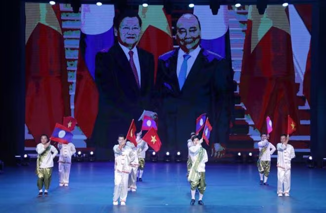 Một tiết mục ca ngợi tình hữu nghị Lào - Việt do các nghệ sỹ Lào biểu diễn tại buổi tổng duyệt chương trình Một tiết mục ca ngợi tình hữu nghị Lào - Việt do các nghệ sỹ Lào biểu diễn tại buổi tổng duyệt chương trình