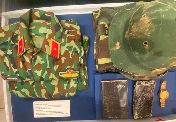 Bộ quân phục của Thiếu tướng Nguyễn Văn Man (liệt sĩ), Phó tư lệnh Quân khu 4 mặc khi vào cứu hộ công nhân Nhà máy Thủy điện Rào Trăng 3. Bộ quân phục của Thiếu tướng Nguyễn Văn Man (liệt sĩ), Phó tư lệnh Quân khu 4 mặc khi vào cứu hộ công nhân Nhà máy Thủy điện Rào Trăng 3.