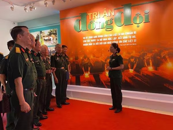 Các đại biểu tham quan triển lãm Các đại biểu tham quan triển lãm