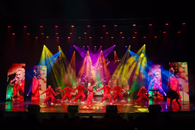 Màn biểu diễn của Wren Evans trên sân khấu Màn biểu diễn của Wren Evans trên sân khấu