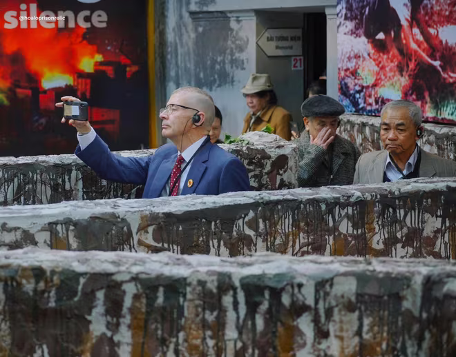 Các cựu chiến binh tham quan trưng bày Các cựu chiến binh tham quan trưng bày