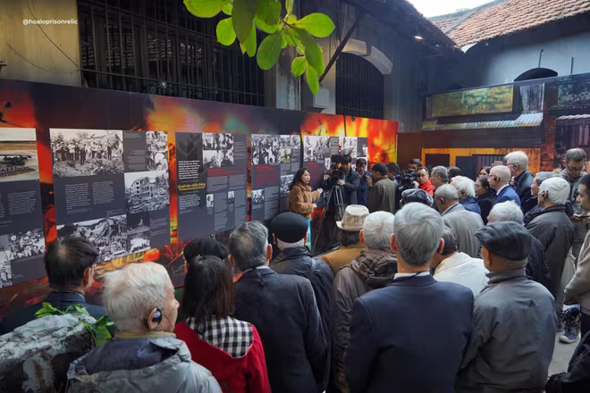Các đại biểu tại trưng bày "Khoảng lặng" Các đại biểu tại trưng bày "Khoảng lặng"