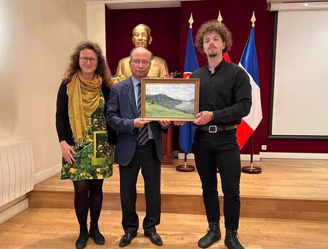 Đại sứ đặc mệnh toàn quyền Việt Nam tại Pháp Đinh Toàn Thắng (giữa) tiếp nhận tranh của vua Hàm Nghi. Ảnh: Hoàng Việt Trung Đại sứ đặc mệnh toàn quyền Việt Nam tại Pháp Đinh Toàn Thắng (giữa) tiếp nhận tranh của vua Hàm Nghi. Ảnh: Hoàng Việt Trung