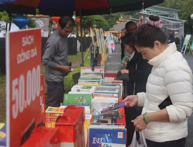 Đường sách tấp nập du khách sau khi trời ngớt mưa, hửng nắng Đường sách tấp nập du khách sau khi trời ngớt mưa, hửng nắng