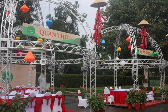 Quán thơ-nơi nhà thơ và công chúng giao lưu trở nên vắng vẻ vì thời tiết không thuận lợi Quán thơ-nơi nhà thơ và công chúng giao lưu trở nên vắng vẻ vì thời tiết không thuận lợi