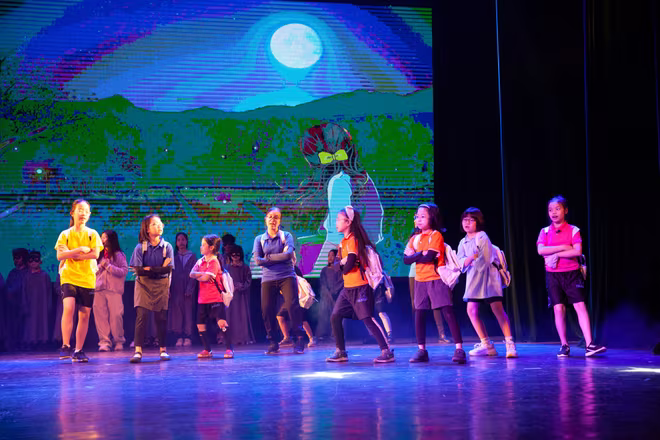 Các nghệ sĩ nhí đang tập luyện trước ngày khai màn
