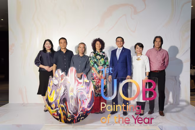 Từ trái qua phải: Bà Lilian Chong, Trưởng Bộ phận Thương hiệu và CSR của Tập đoàn UOB Singapore, Ban giám khảo cuộc thi UOB Painting of the Year tại Việt Nam gồm nghệ sĩ Trần Lương, nghệ sĩ Lương Xuân Đoàn, nghệ sĩ Tia-Thủy Nguyễn, ông Victor Ngo-Tổng Giám đốc Ngân hàng UOB Việt Nam, ông Ngô Tuấn Phong- Phó Cục trưởng Cục Mỹ thuật, Nhiếp ảnh và Triển lãm, Bộ Văn hóa, Thể thao và Du lịch Việt Nam Từ trái qua phải: Bà Lilian Chong, Trưởng Bộ phận Thương hiệu và CSR của Tập đoàn UOB Singapore, Ban giám khảo cuộc thi UOB Painting of the Year tại Việt Nam gồm nghệ sĩ Trần Lương, nghệ sĩ Lương Xuân Đoàn, nghệ sĩ Tia-Thủy Nguyễn, ông Victor Ngo-Tổng Giám đốc Ngân hàng UOB Việt Nam, ông Ngô Tuấn Phong- Phó Cục trưởng Cục Mỹ thuật, Nhiếp ảnh và Triển lãm, Bộ Văn hóa, Thể thao và Du lịch Việt Nam