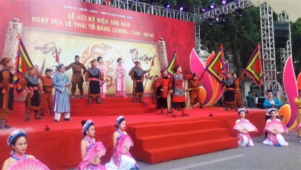 Tái hiện hình ảnh vua Lê đăng quang tại lễ kỷ niệm 590 năm Tái hiện hình ảnh vua Lê đăng quang tại lễ kỷ niệm 590 năm