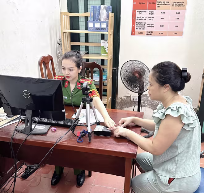 Đại úy Ma Tùng Lâm thực hiện xác thực định danh điện tử