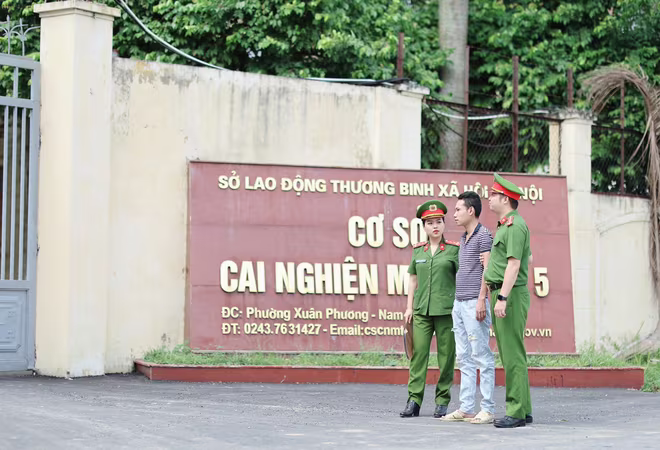 Đại úy Tùng Lâm trong một lần đưa người đi cai nghiện bắt buộc.