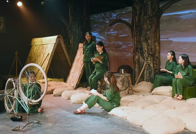 Chương trình trải nghiệm &quot;Huyền thoại tuổi thanh xuân&quot; kỷ niệm 55 năm chiến thắng Đồng Lộc và tưởng niệm 10 nữ liệt sĩ thanh niên xung phong (1968 - 2023)