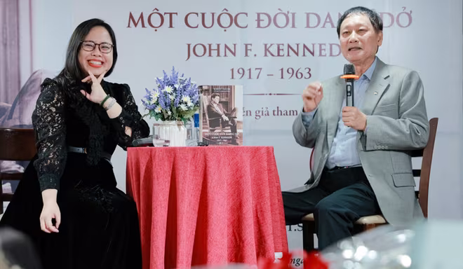 2 vị diễn giả tham gia giao lưu cùng khán giả nhân dịp ra mắt cuốn sách &quot;Một cuộc đời dang dở: John.F.Kenedy