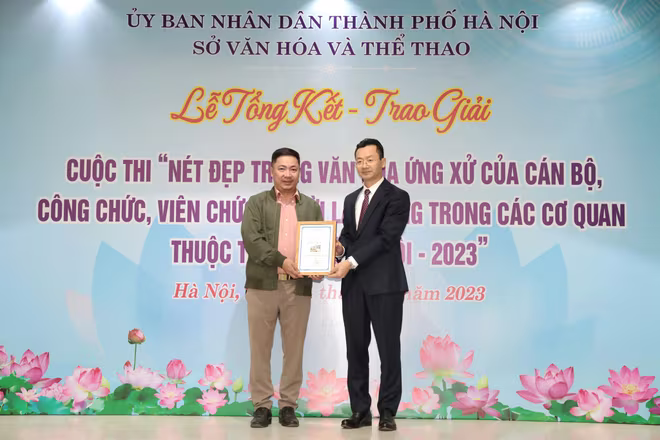 Tác giả Nguyễn Phú Khánh-An ninh Thủ đô nhận giải Nhất cuộc thi. Tác giả Nguyễn Phú Khánh-An ninh Thủ đô nhận giải Nhất cuộc thi.