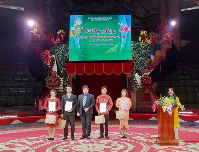 Tặng quà tri ân các đối tác của Liên đoàn Xiếc Việt Nam. Tặng quà tri ân các đối tác của Liên đoàn Xiếc Việt Nam.