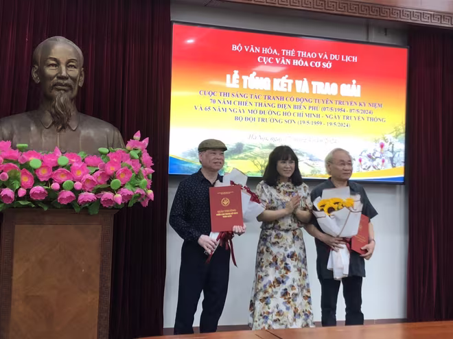 Trao giải Nhất 2 cuộc thi tranh cổ động