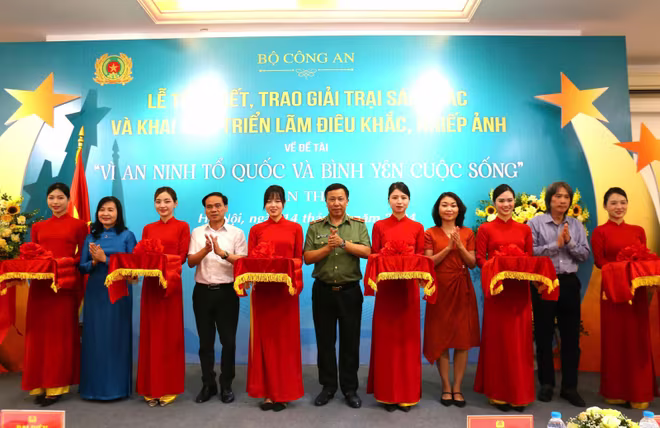 Các đại biểu cắt băng khai mạc triển lãm Các đại biểu cắt băng khai mạc triển lãm