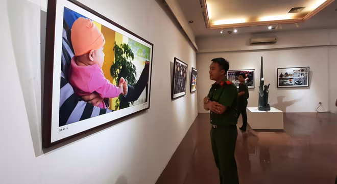 Người xem thưởng lãm các bức ảnh đẹp mắt về lực lượng công an. Người xem thưởng lãm các bức ảnh đẹp mắt về lực lượng công an.