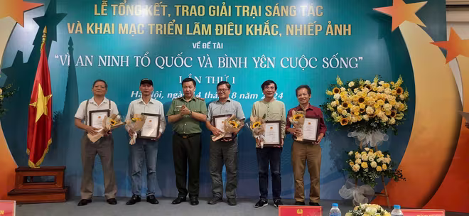 Thiếu tướng, NSND Nguyễn Công Bẩy trao giải Nhất, Nhì lĩnh vực nhiếp ảnh. Thiếu tướng, NSND Nguyễn Công Bẩy trao giải Nhất, Nhì lĩnh vực nhiếp ảnh.