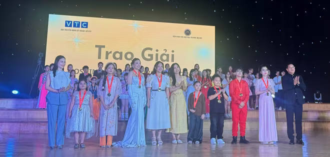 Ban tổ chức trao tặng huy chương Vàng cho các thí sinh đoạt giải