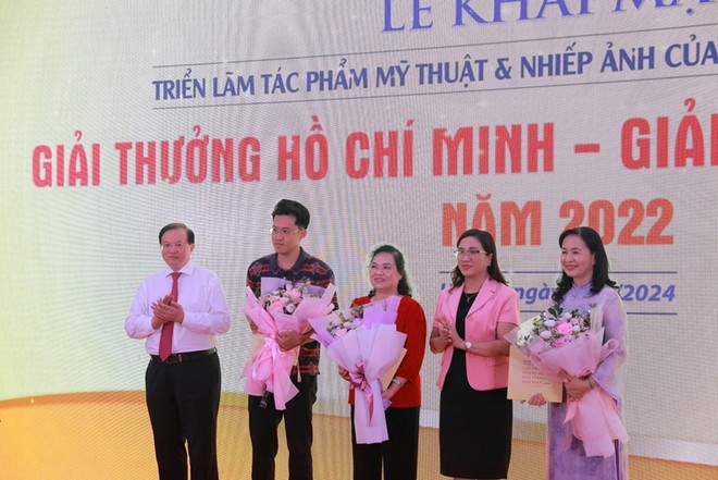 Phó Trưởng Ban Tuyên giáo Trung ương Đinh Thị Mai; Thứ trưởng Bộ Văn hóa, Thể thao và Du lịch Tạ Quang Đông tặng hoa cho đại diện gia đình tác giả có tác phẩm được tặng Giải thưởng Hồ Chí Minh, Giải thưởng Nhà nước năm 2022. (Ảnh: Bảo tàng Mỹ thuật VN)