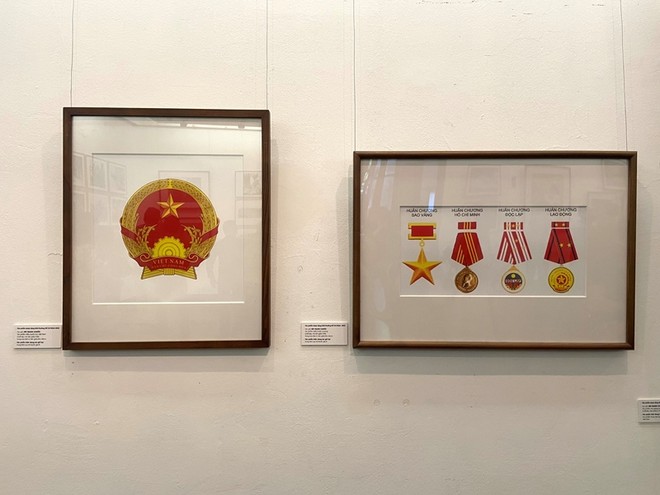 Mẫu thiết kế Quốc huy Việt Nam, Huân chương của hoạ sĩ Bùi Trang Chước được tặng Giải thưởng Hồ Chí Minh.