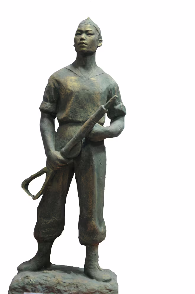 Điêu khắc thạch cao &quot;Tự vệ Thủ đô&quot; của nhà điêu khắc Nguyễn Thị Kim