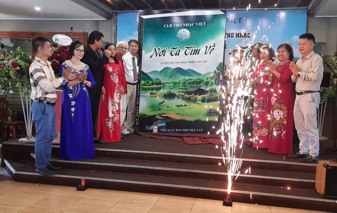 Ra mắt tập thơ "Nơi ta tìm về" Ra mắt tập thơ "Nơi ta tìm về"