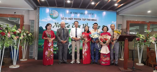 Ban chủ nhiệm câu lạc bộ thơ nhạc Việt Ban chủ nhiệm câu lạc bộ thơ nhạc Việt