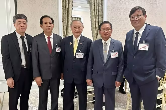 Nhà văn Nguyễn Bình Phương (ngoài cùng bên phải), nhà văn Nguyễn Một (ngoài cùng bên trái) cùng các nhà văn Đông Nam Á. Ảnh: VOV.