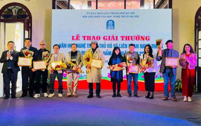 Trao Giải thưởng Văn học nghệ thuật Thủ đô năm 2024 cho các tác giả.