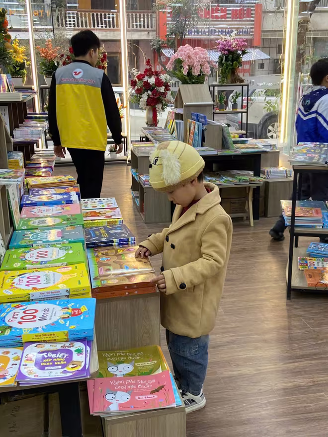 Nhà sách giới thiệu tới độc giả nhiều đầu sách hấp dẫn. Nhà sách giới thiệu tới độc giả nhiều đầu sách hấp dẫn.