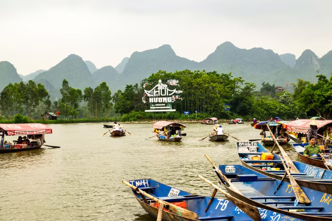 Lễ hội chùa Hương là lễ hội dài nhất trong năm. Lễ hội chùa Hương là lễ hội dài nhất trong năm.