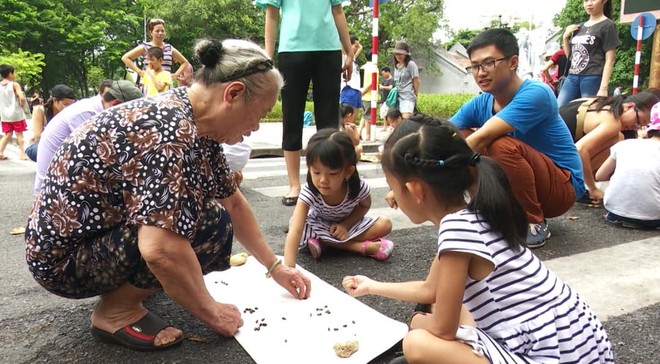 Một cảnh trong bộ phim tài liệu &quot;Tìm lại tuổi thơ qua trò chơi dân gian”