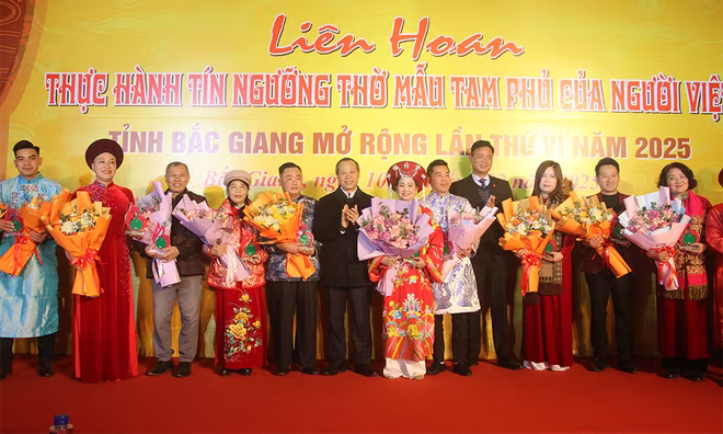 Ban tổ chức tặng hoa chúc mừng các nghệ nhân, thanh đồng. Ban tổ chức tặng hoa chúc mừng các nghệ nhân, thanh đồng.