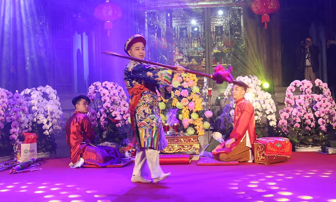 Tiết mục thực hành di sản của Nghệ nhân Ưu tú Vũ Thanh Bình (tỉnh Nam Định) với giá Quan lớn Đệ Tam. Tiết mục thực hành di sản của Nghệ nhân Ưu tú Vũ Thanh Bình (tỉnh Nam Định) với giá Quan lớn Đệ Tam.