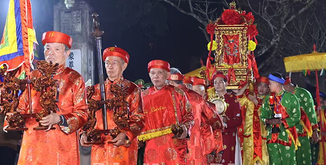 Nghi thức rước kiệu ấn từ Đền Cố Trạch (thờ Anh hùng dân tộc Trần Hưng Đạo) sang Đền Thiên Trường. Ảnh: Báo Nam Định