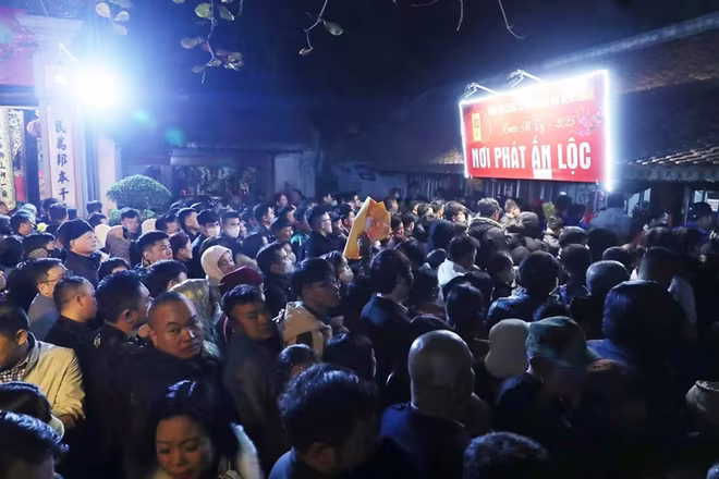 Đông đảo nhân dân và du khách xếp hàng xin lộc ấn Đền Trần. Ảnh: Thu Trang