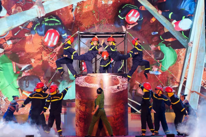 Hình tượng người chiến sĩ Cảnh sát Phòng cháy, chữa cháy và Cứu nạn cứu hộsẵn sàng lao vào nguy hiểm để cứu giúp người bị nạn được tái hiện trên sân khấu. Hình tượng người chiến sĩ Cảnh sát Phòng cháy, chữa cháy và Cứu nạn cứu hộsẵn sàng lao vào nguy hiểm để cứu giúp người bị nạn được tái hiện trên sân khấu.