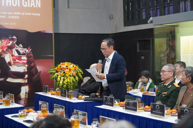Ông Trần Kháng Chiến, con trai đồng chí Trần Tử Bình chia sẻ tại buổi giao lưu. Ông Trần Kháng Chiến, con trai đồng chí Trần Tử Bình chia sẻ tại buổi giao lưu.