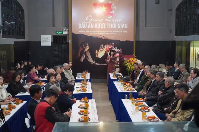 Chương trình giao lưu "Dấu ấn thời gian" có sự tham dự của thân nhân các cựu tù chính trị như: Trần Đăng Ninh, Trần Tử Bình... Chương trình giao lưu "Dấu ấn thời gian" có sự tham dự của thân nhân các cựu tù chính trị như: Trần Đăng Ninh, Trần Tử Bình...