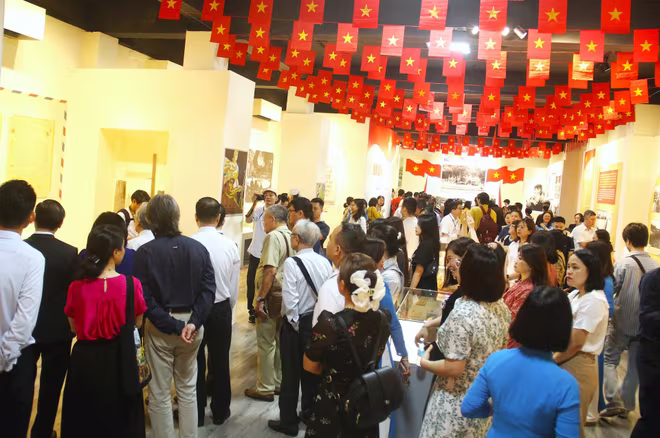 Không gian trưng bày chật kín người xem Không gian trưng bày chật kín người xem