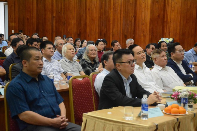Các đại biểu tham dự buổi ra mắt sách tại Thư viện Quốc gia (Hà Nội)