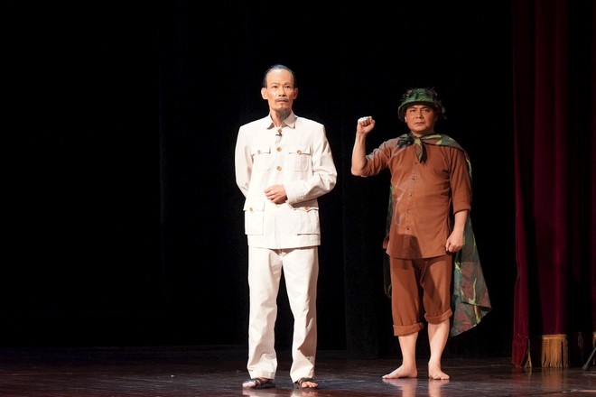 Ảnh trong vở "Người đi dép cao su"