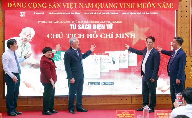 Phó Thủ tướng Thường trực Chính phủ Nguyễn Hòa Bình và các đại biểu thực hiện nghi thức ra mắt Tủ sách điện tử Chủ tịch Hồ Chí Minh. Ảnh: Nguyễn Hoàng
