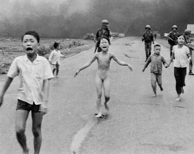 &quot;Em bé Napalm&quot;- một trong những bức ảnh báo chí nổi tiếng thế kỷ 20.