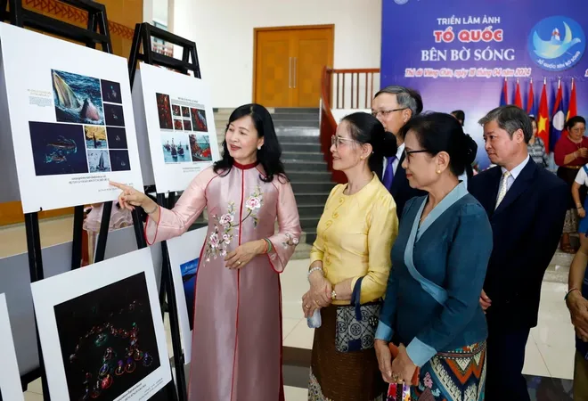 Bà Trần Thị Thu Đông (áo dài), Chủ tịch Hội Nghệ sĩ Nhiếp ảnh Việt Nam tại một cuộc triển lãm ảnh.